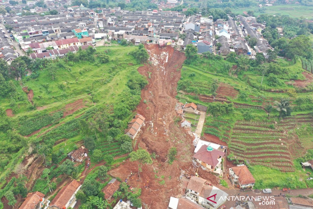 Lebih dari 14 rumah tertimbun longsor di Sumedang