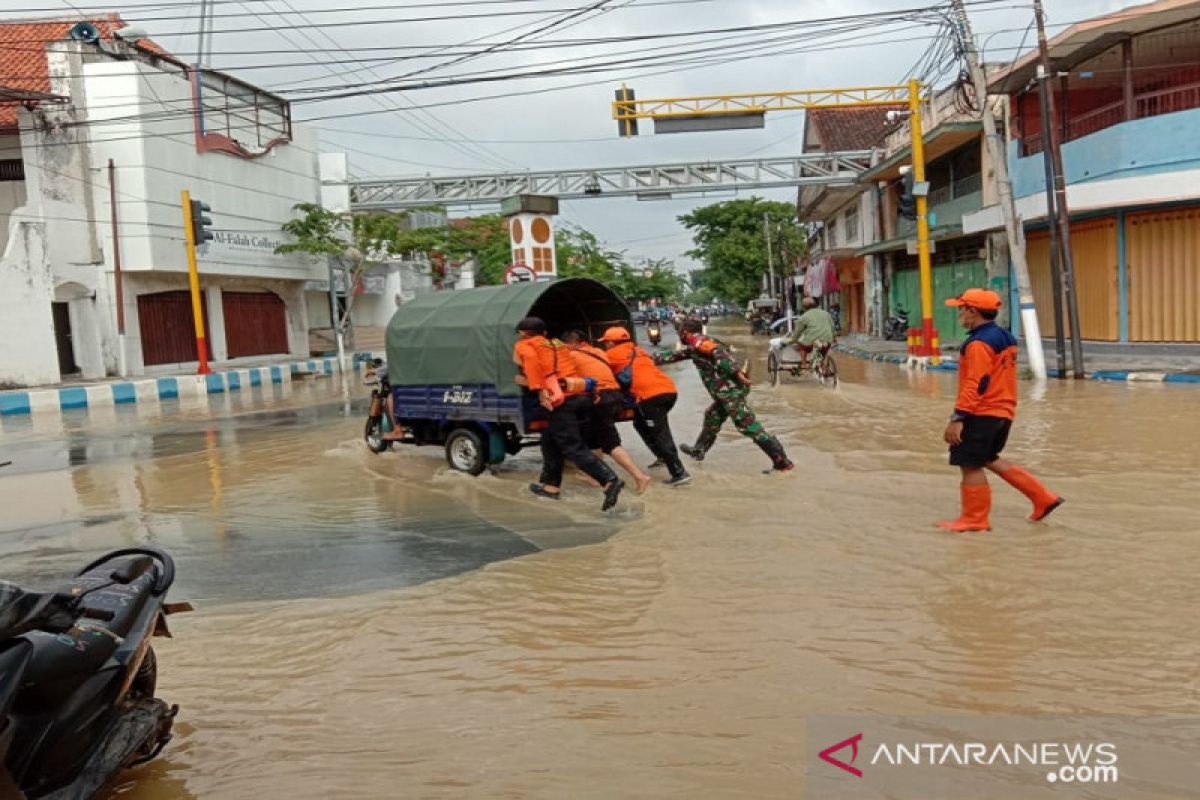 Banjir Akibat Luapan Sungai Menggenangi Kota Sampang Antara News