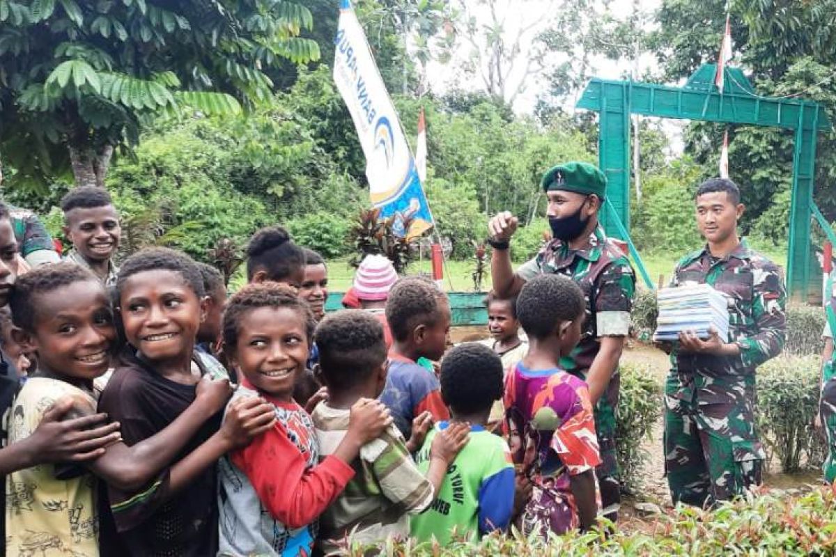 Satgas Yonif 312/KH bagikan buku tulis anak-anak di perbatasan RI-PNG