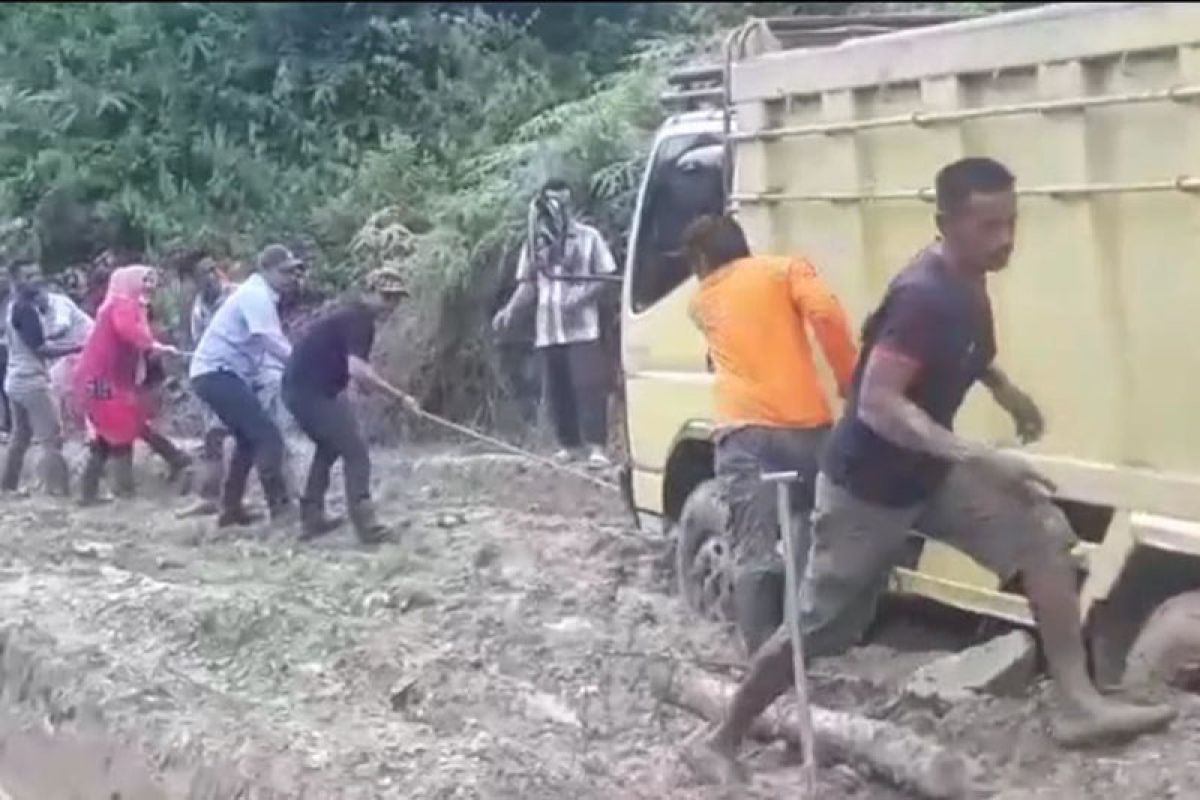 Jalan pedalaman Aceh Tamiang rusak parah