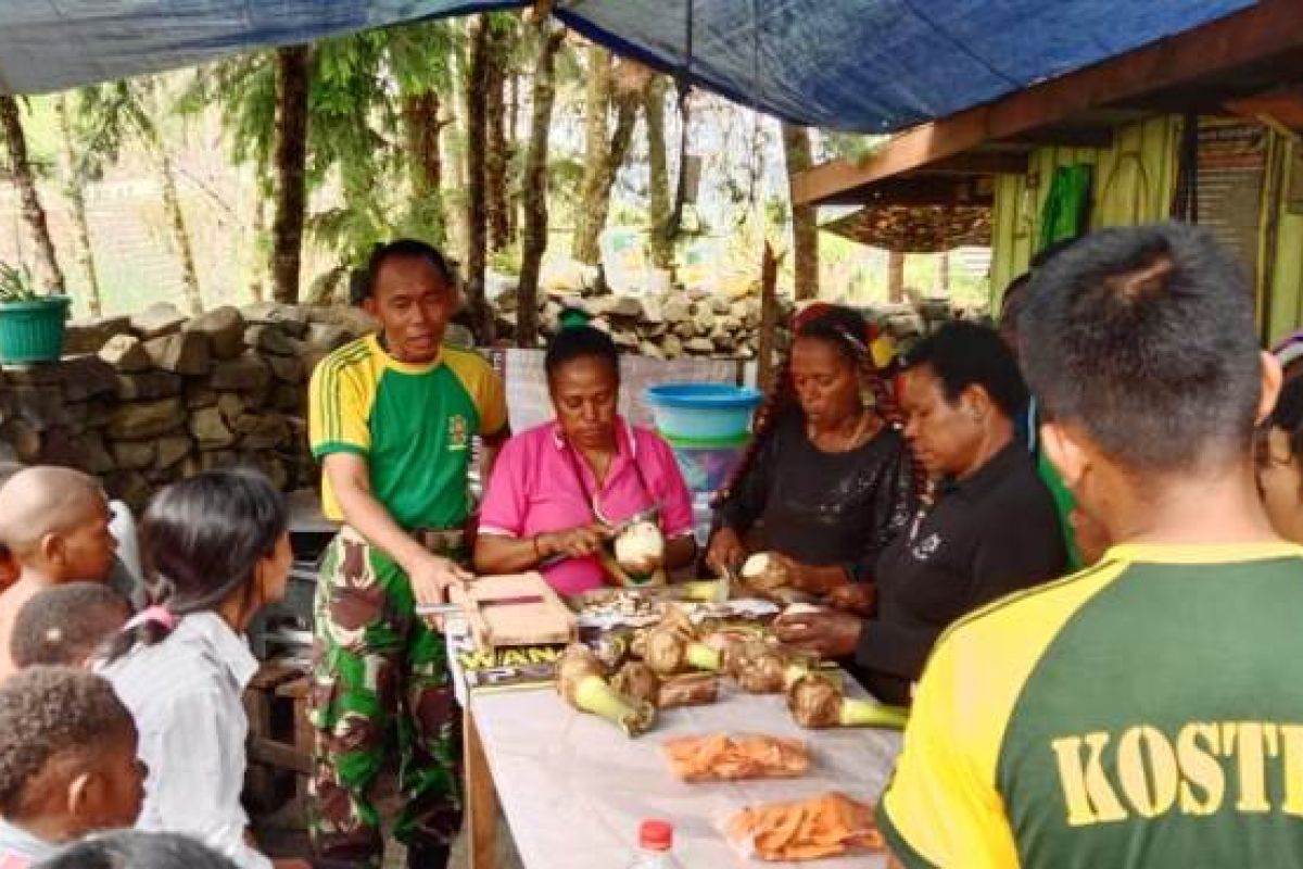 Satgas Yonif 432 Kostrad bersama warga Tolikara buat keripik keladi Cakra Minage