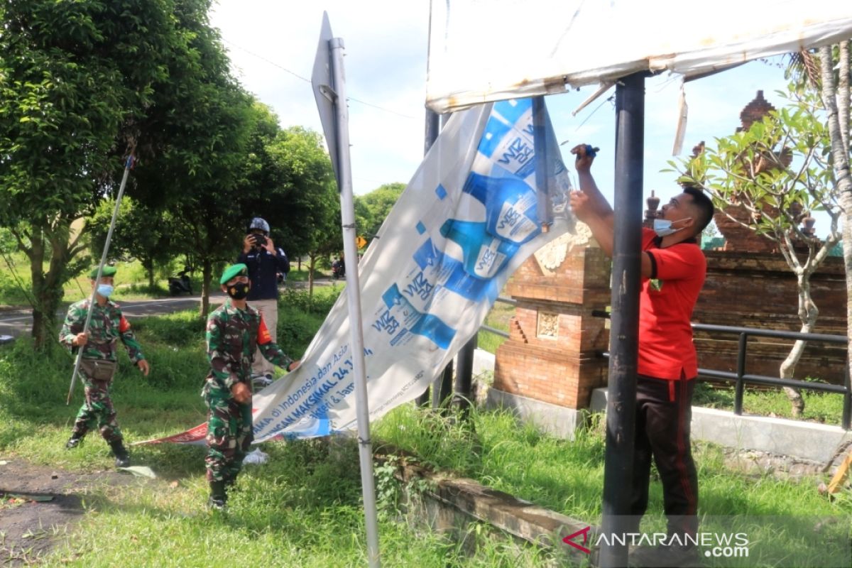 Petugas gabungan Jembrana tertibkan reklame tanpa izin