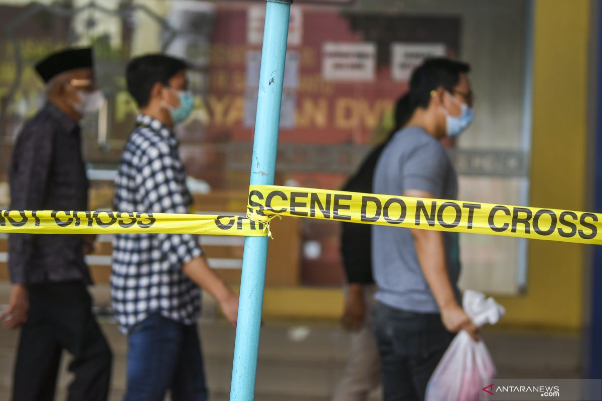 Keluarga korban Sriwijaya menunggu proses identifikasi di RS Polri