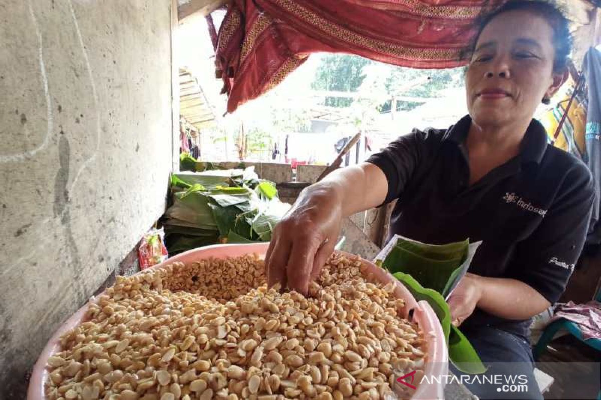 Harga kedelai impor naik, perajin tempe di Temanggung terancam gulung tikar