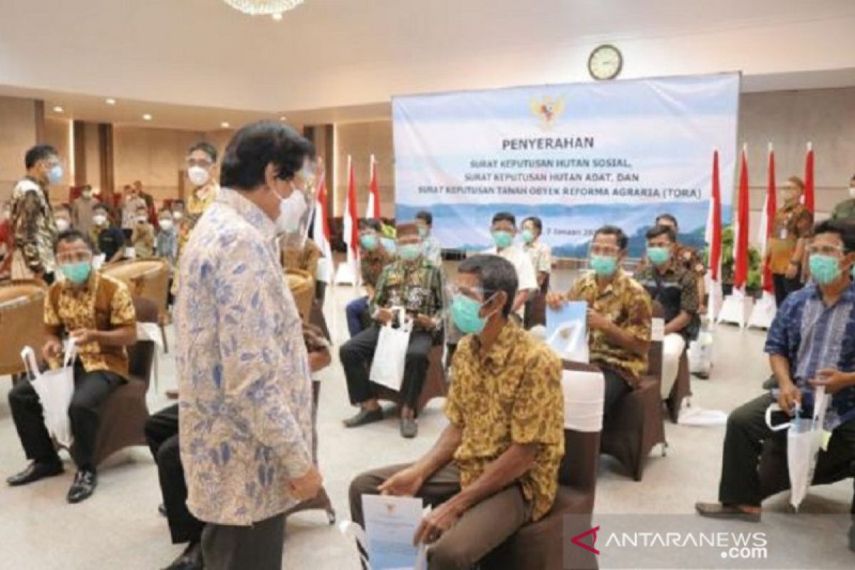 Pemprov Babel menyerahkan SK hutan adat 34.618 hektare