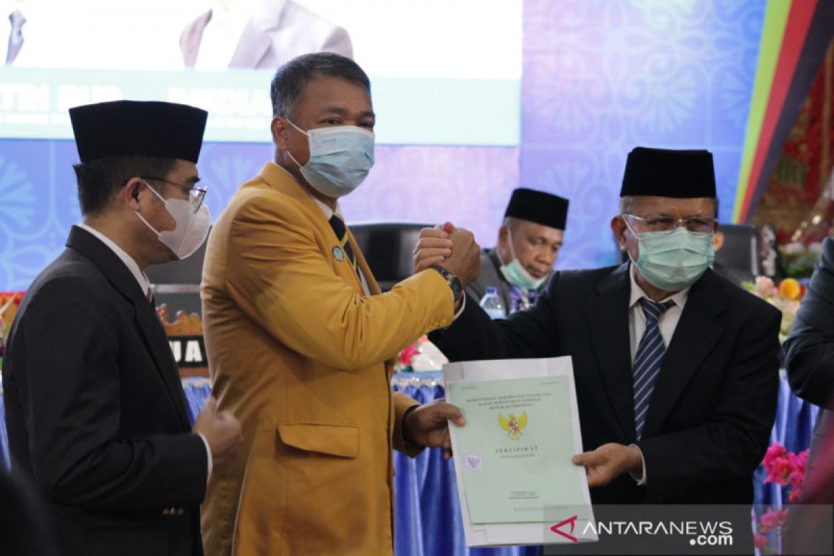 Pemkab Padang Pariaman serahkan sertifikat tanah kampus UNP
