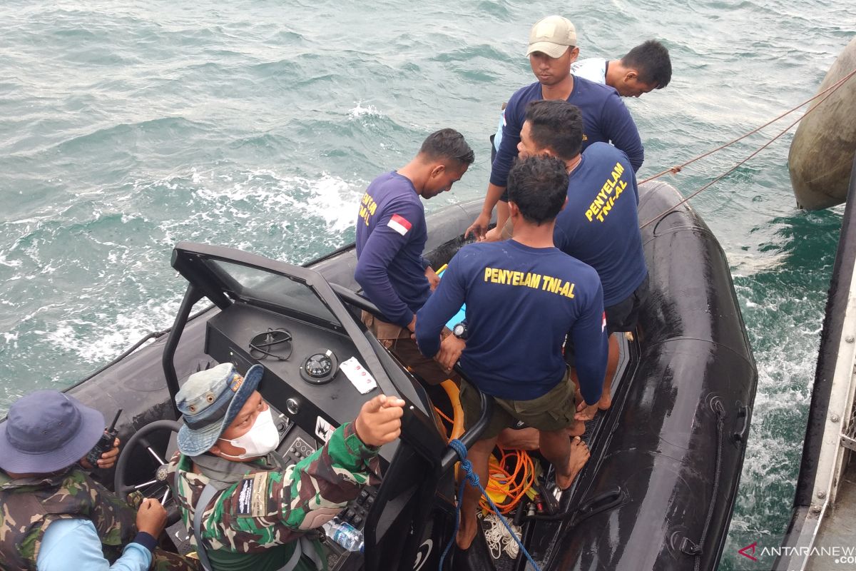 Navy divers retrieve black box of crashed Sriwijaya Air plane