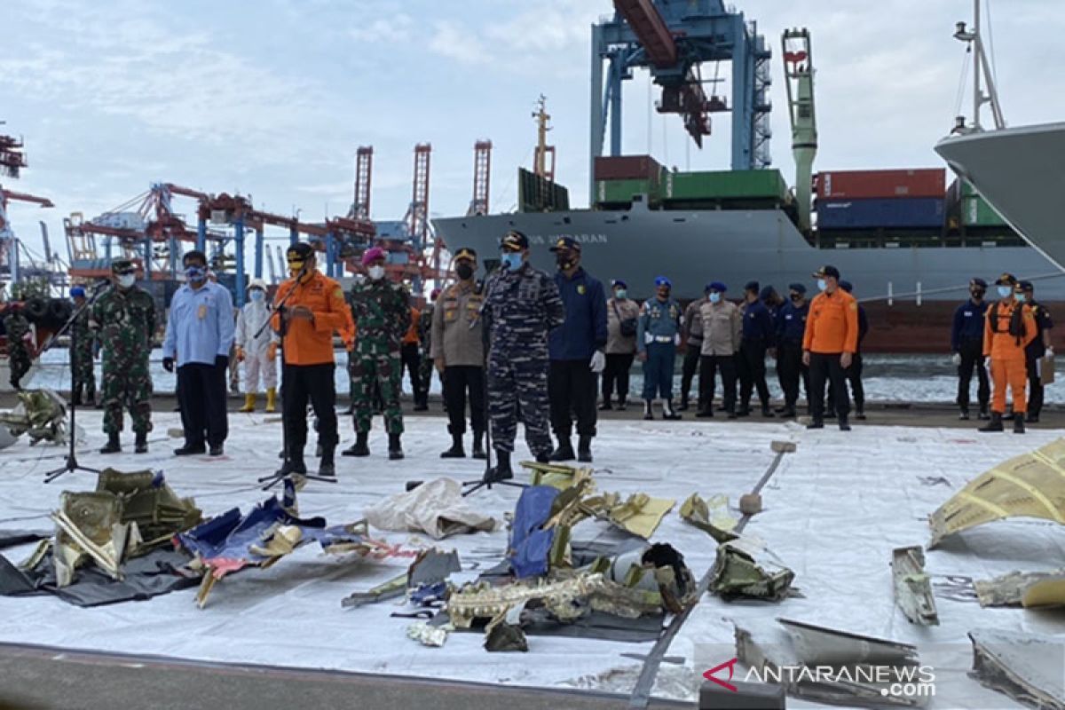 KRI Tenggiri serahkan 6 kantong isi bagian tubuh dan barang korban