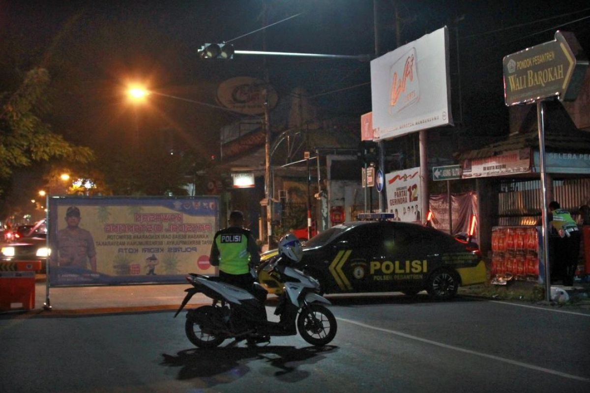 Sejumlah ruas jalan di Kota Kediri ditutup cegah keramaian