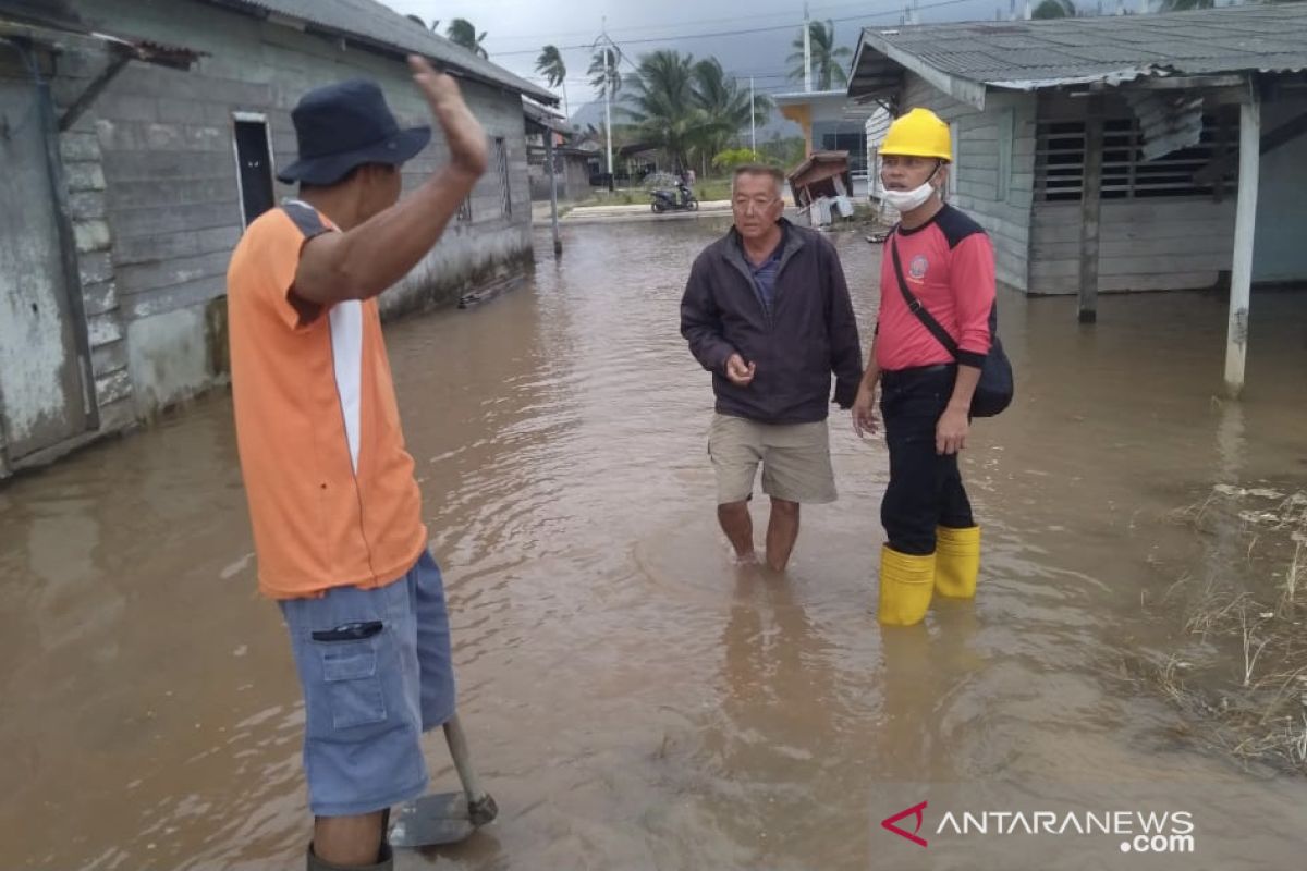 Jalan dan pemukiman terendam akibat ombak tinggi di Natuna