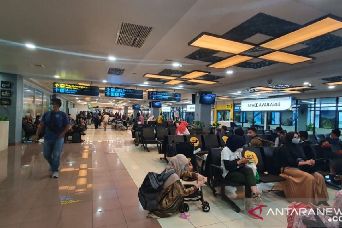 Penumpang di BIM Padang tak acuhkan Kecelakaan SJ 182, bandara tetap ramai
