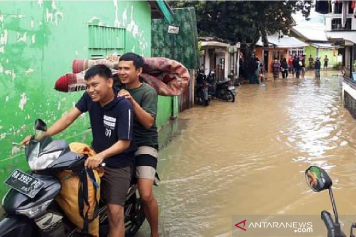 Pemkot Solok serahkan bantuan ke 228 KK yang terdampak banjir