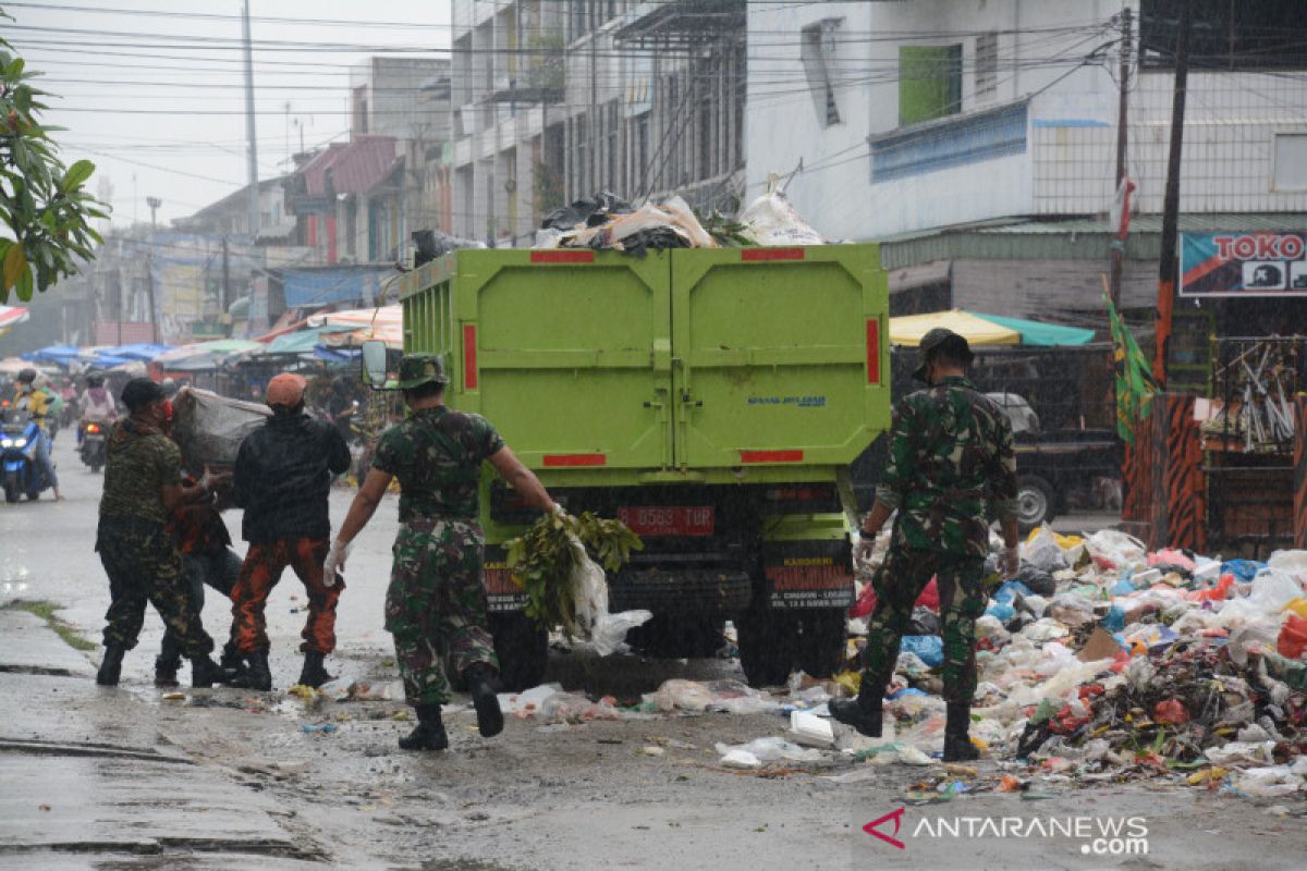 Korem 031/WB gelar karya bakti atasi krisis sampah Pekanbaru