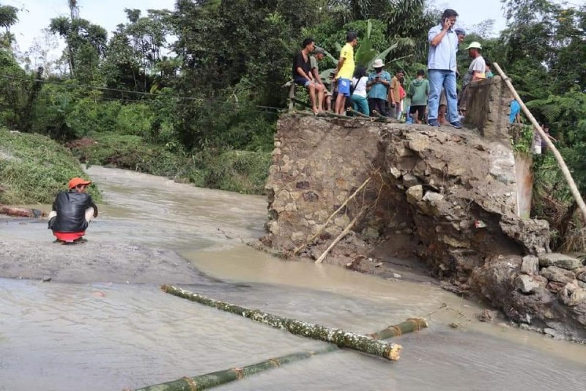 Hujan deras, dua jembatan di Simalungun putus dan satu rusak berat