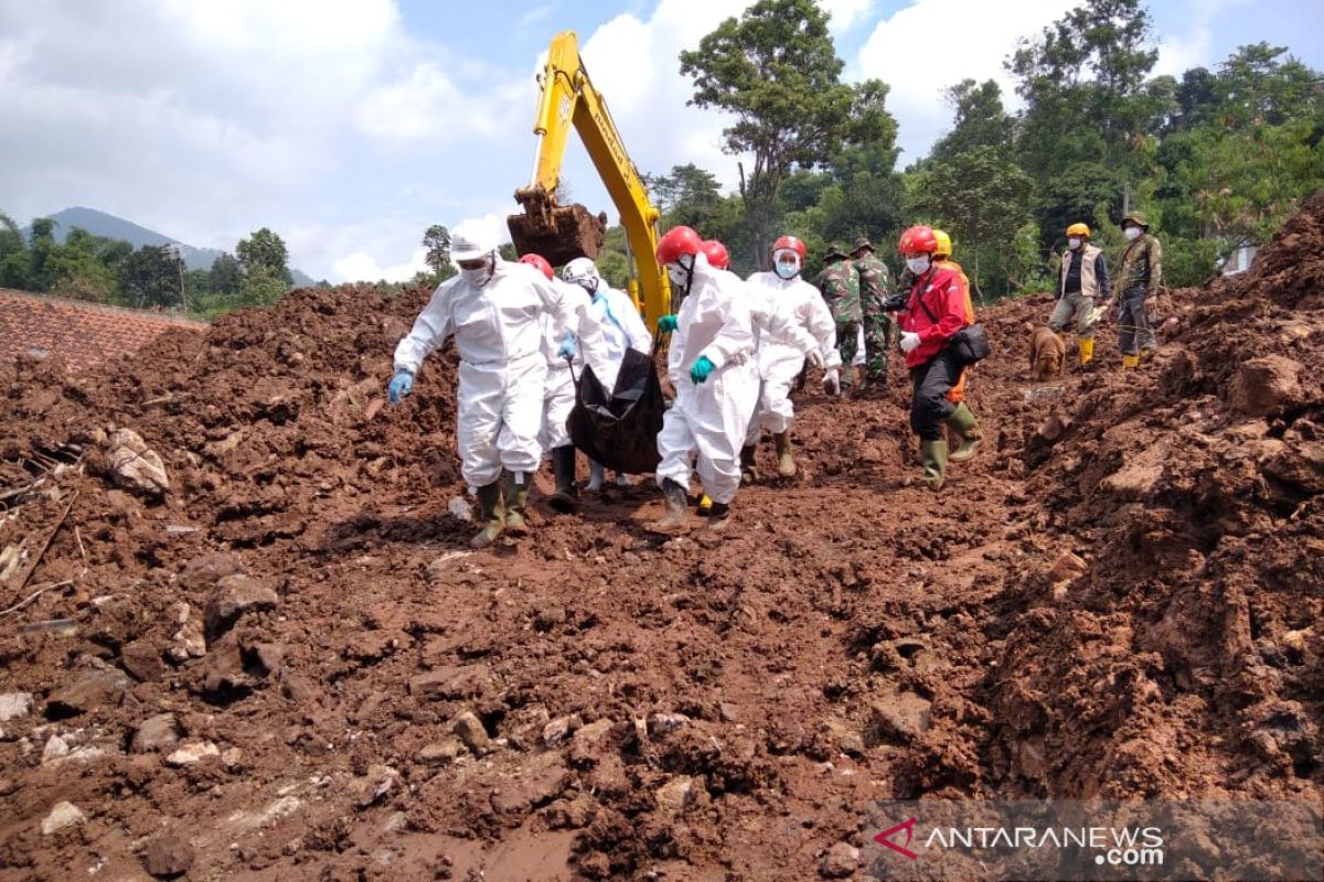 16 orang tewas dalam bencana longsor Sumedang dan tiga korban baru ditemukan