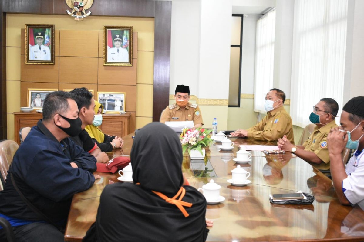 Pedagang buah durian di Pontianak minta penundaan pembongkaran kios