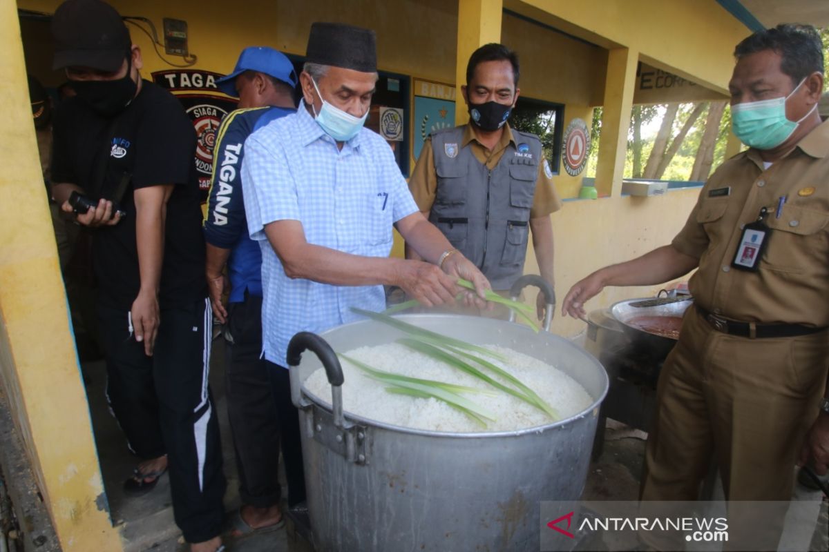 Banjar Regent declares flood emergency, hands over assistance