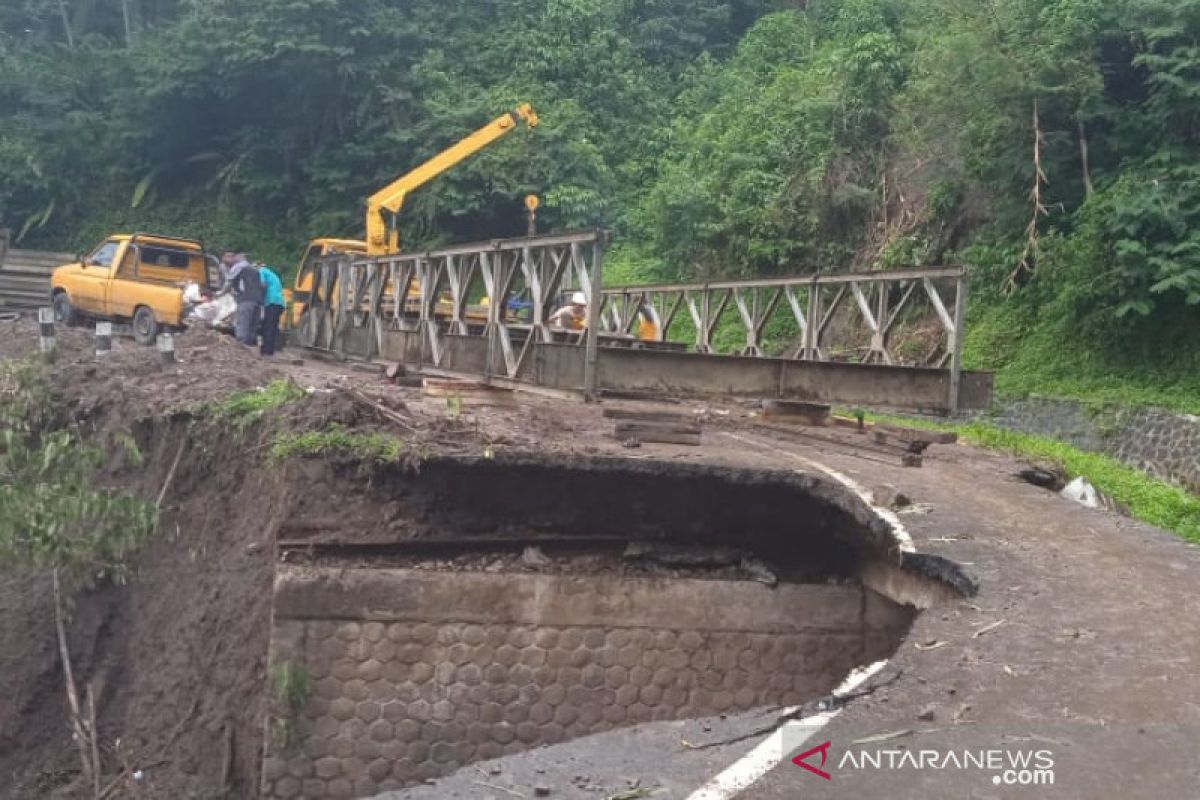 Jalan Garut-Bandung lintas Talegong belum bisa dilewati karena longsor