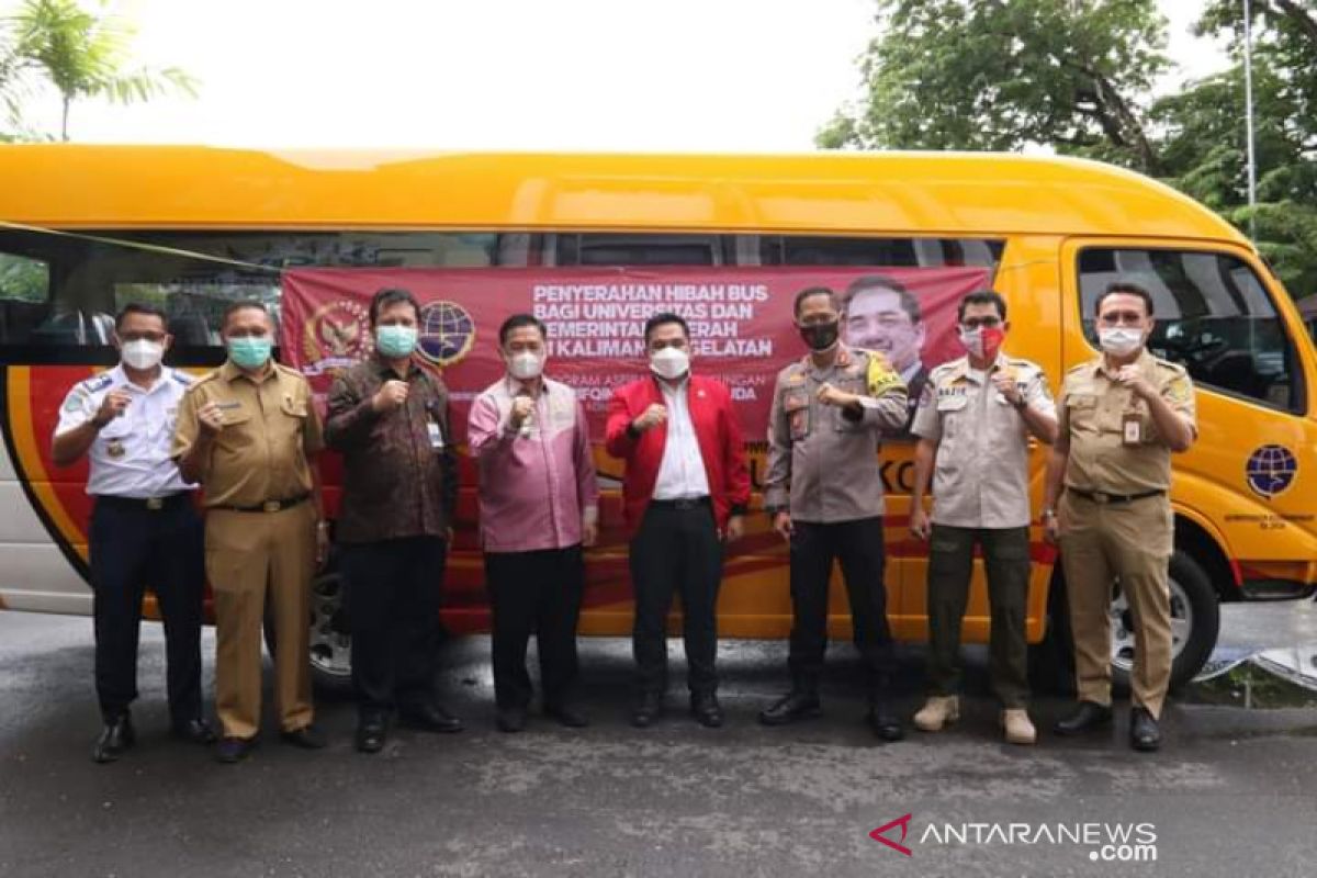 Banjarmasin receive a school bus from Transportation Ministry