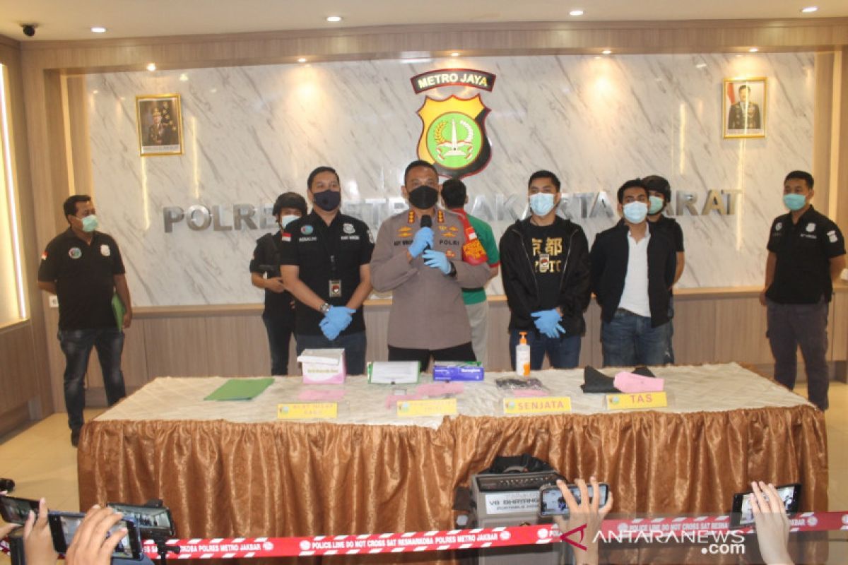 Polisi selidiki senjata api ilegal milik suami penyanyi Nindy Ayunda