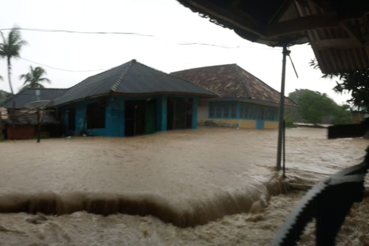 Banjir bandang menggenangi puluhan rumah di Pulau Bawean