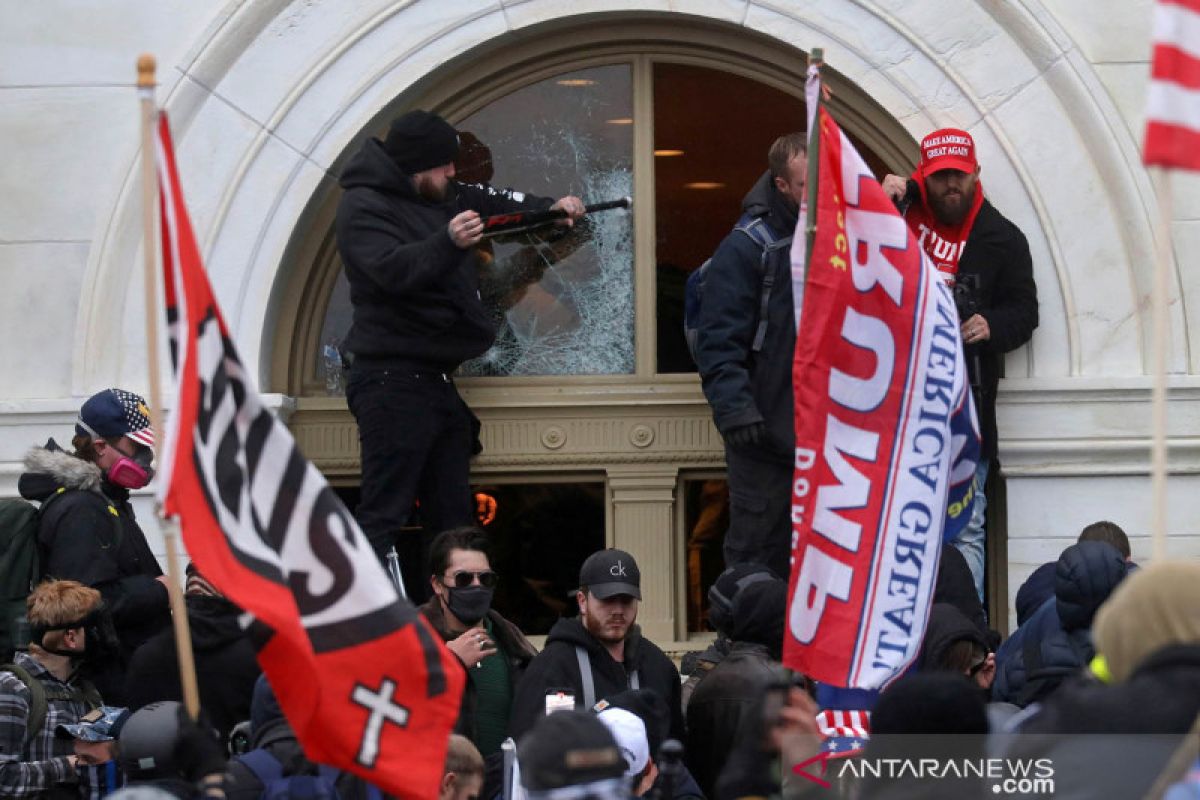 FBI periksa puluhan demonstran Capitol setelah seorang polisi tewas