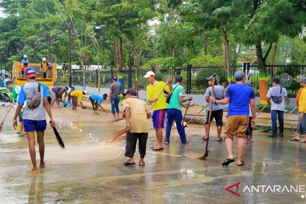 Pemkab Pamekasan gerakkan ASN bersihkan sisa lumpur banjir