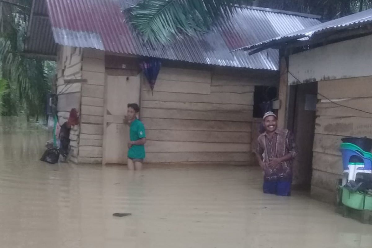 Sungai Tamiang meluap, 10 rumah terendam banjir