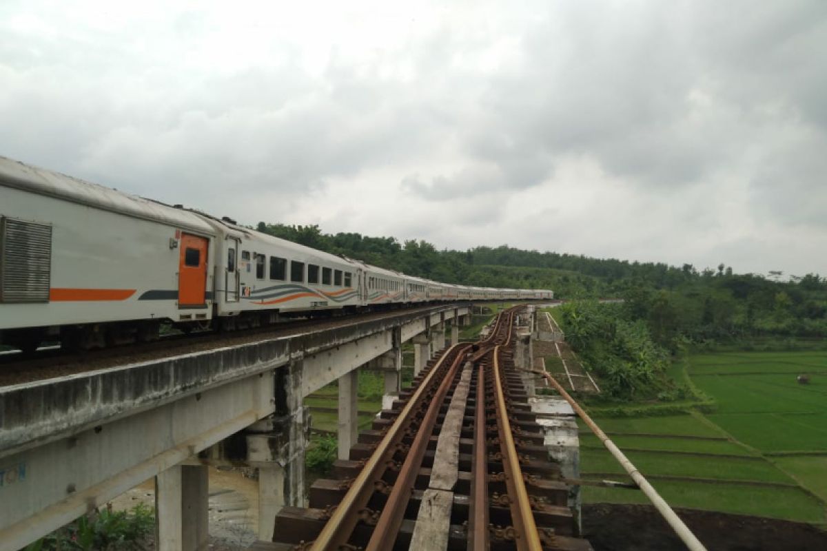 Jembatan diperbaiki, perjalanan kereta lintas selatan Jawa normal lagi