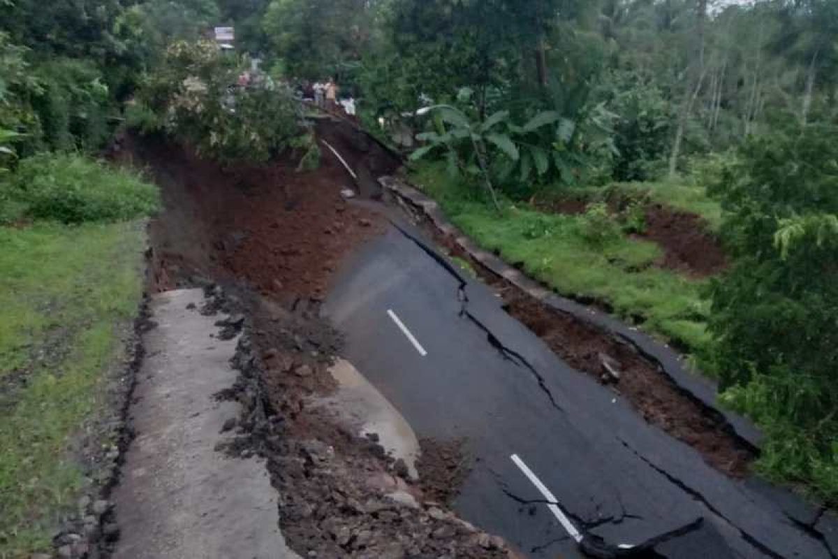 Jalan sepanjang 20 meter ambles, jalur Wonosobo-Kebumen putus