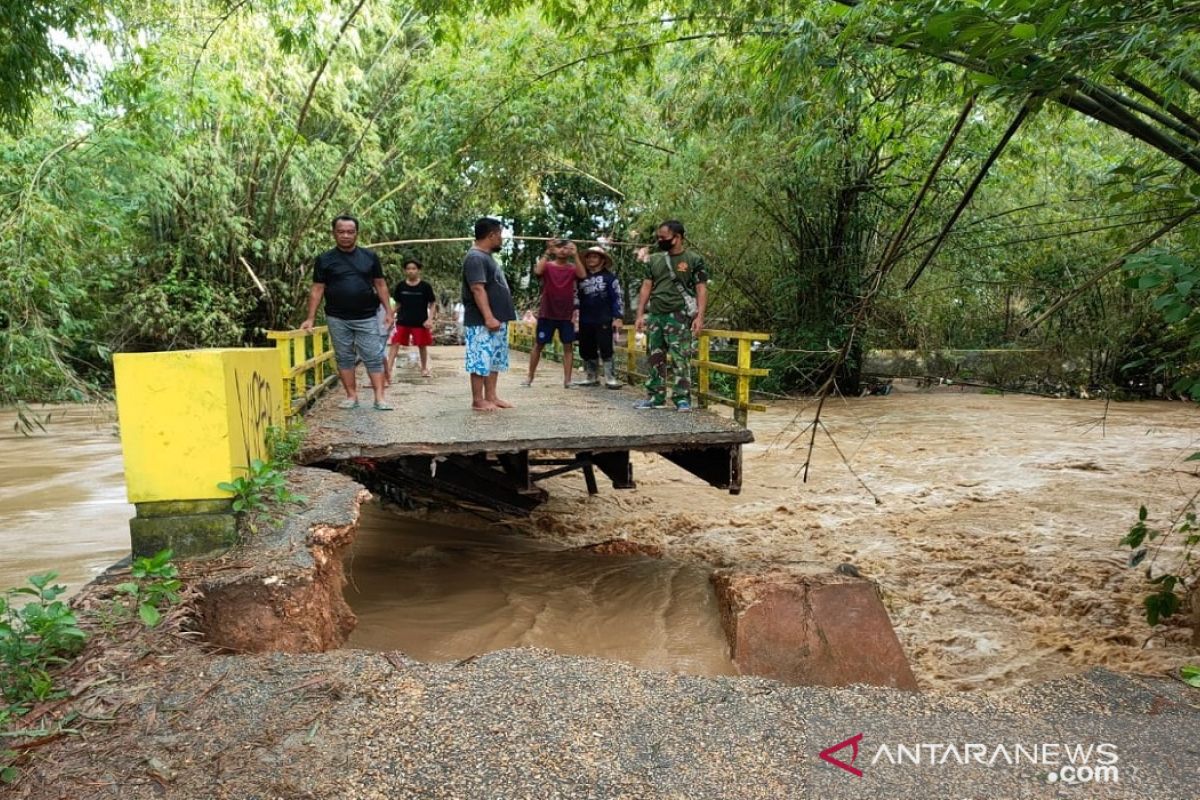 Banjir di Pamekasan memutus jembatan penghubung dua kecamatan
