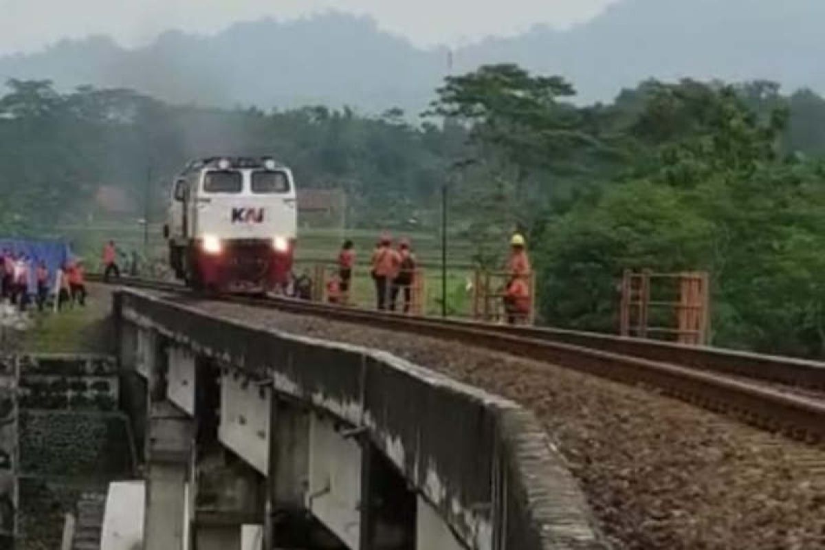 Jembatan ambles di Brebes, perjalanan KA lintas Purwokerto dialihkan menggunakan bus