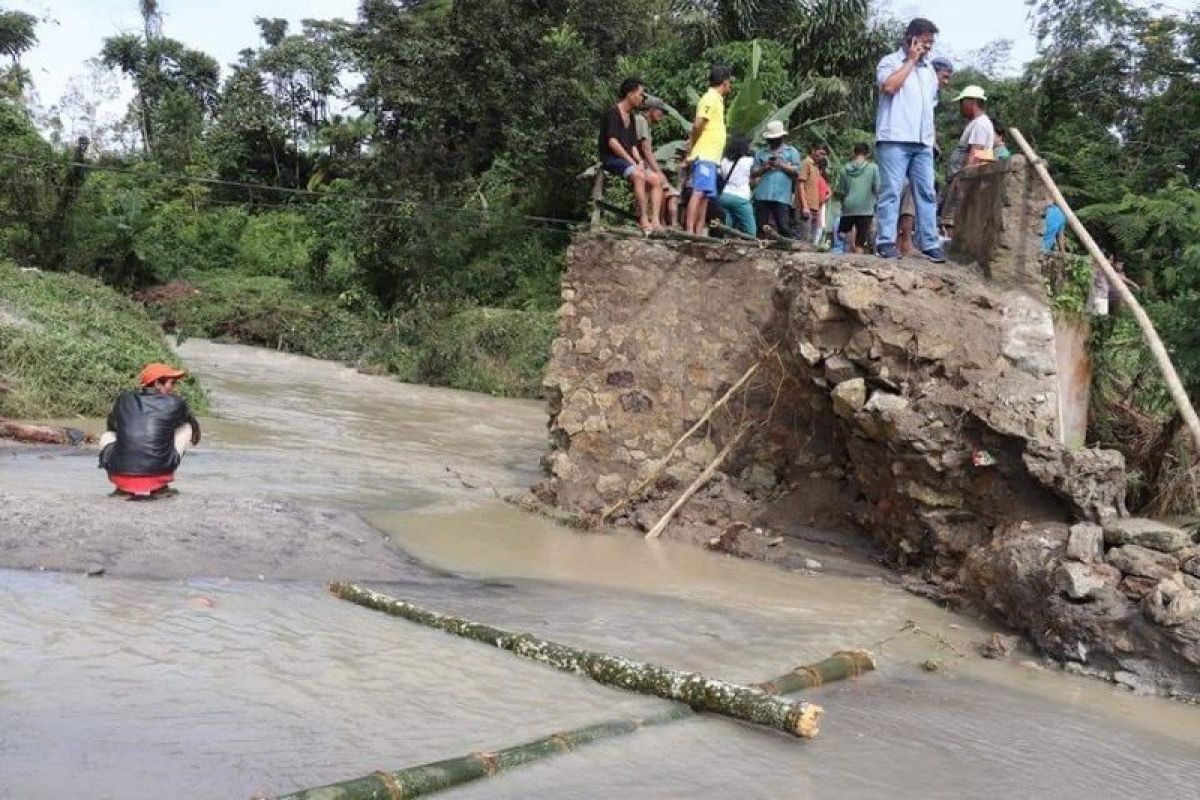 Flooding in Simalungun causes two bridges to collapse, damages another