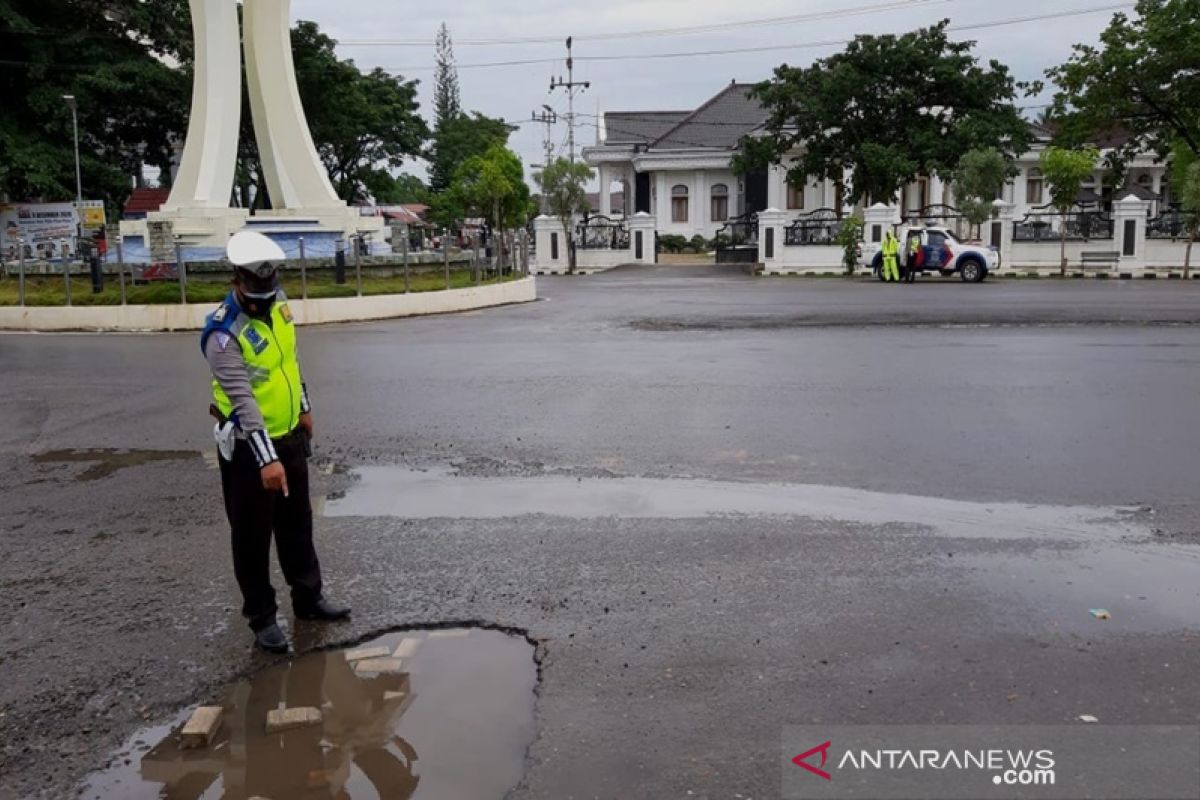 Sat Lantas Polres Tapin rutin tambal jalan berlubang demi keselamatan