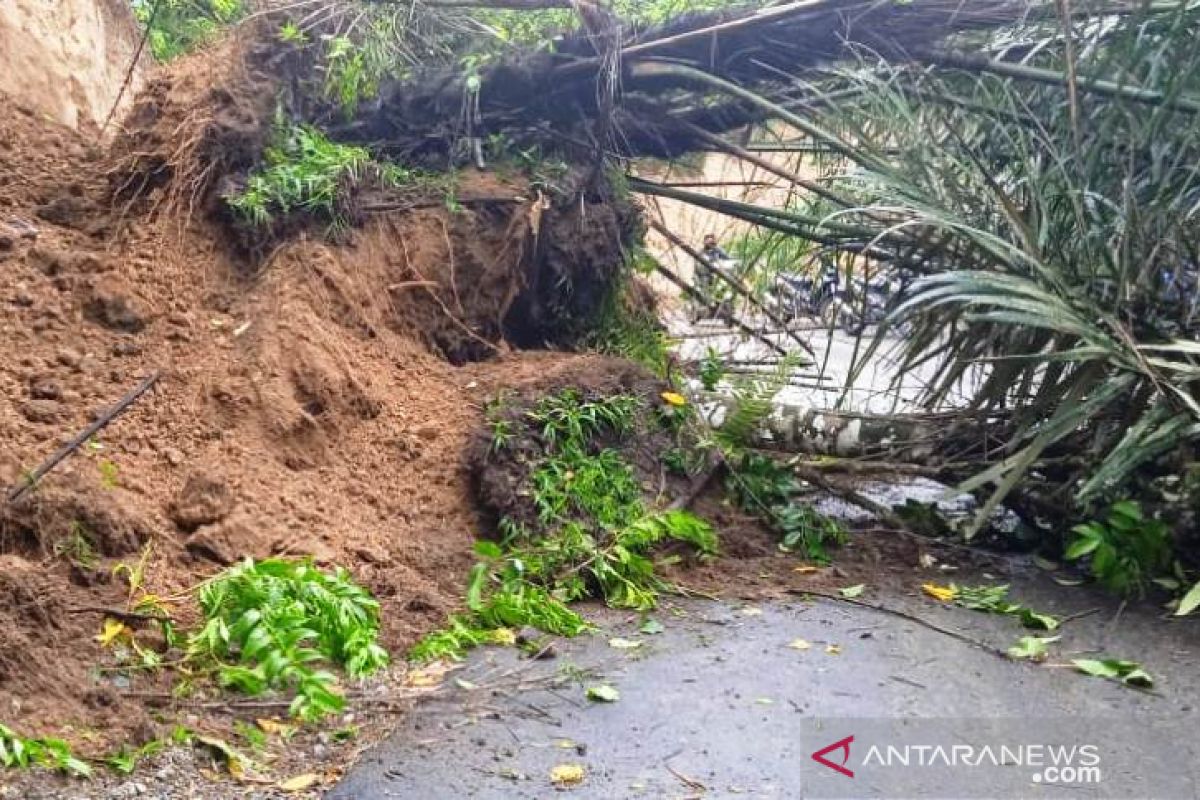 Jalan penghubung Agam-Bukittinggi tertimbun longsor di Panta