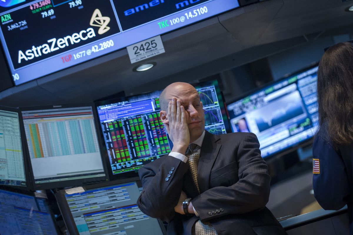 Wall Street beragam saat teknologi besar jatuh