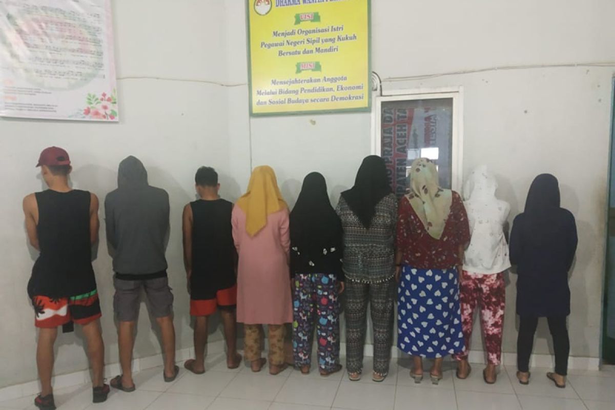 Polisi syariat amankan tiga laki-laki dan tujuh perempuan. Ini mereka lakukan