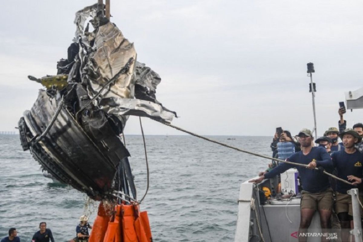 KNKT menduga pesawat Sriwijaya SJ 182 tidak meledak sebelum membentur air