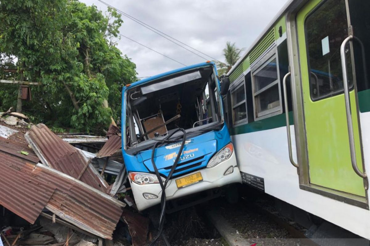 Warung rusak dalam kecelakaan Bus Trans Padang dan Kereta Bandara