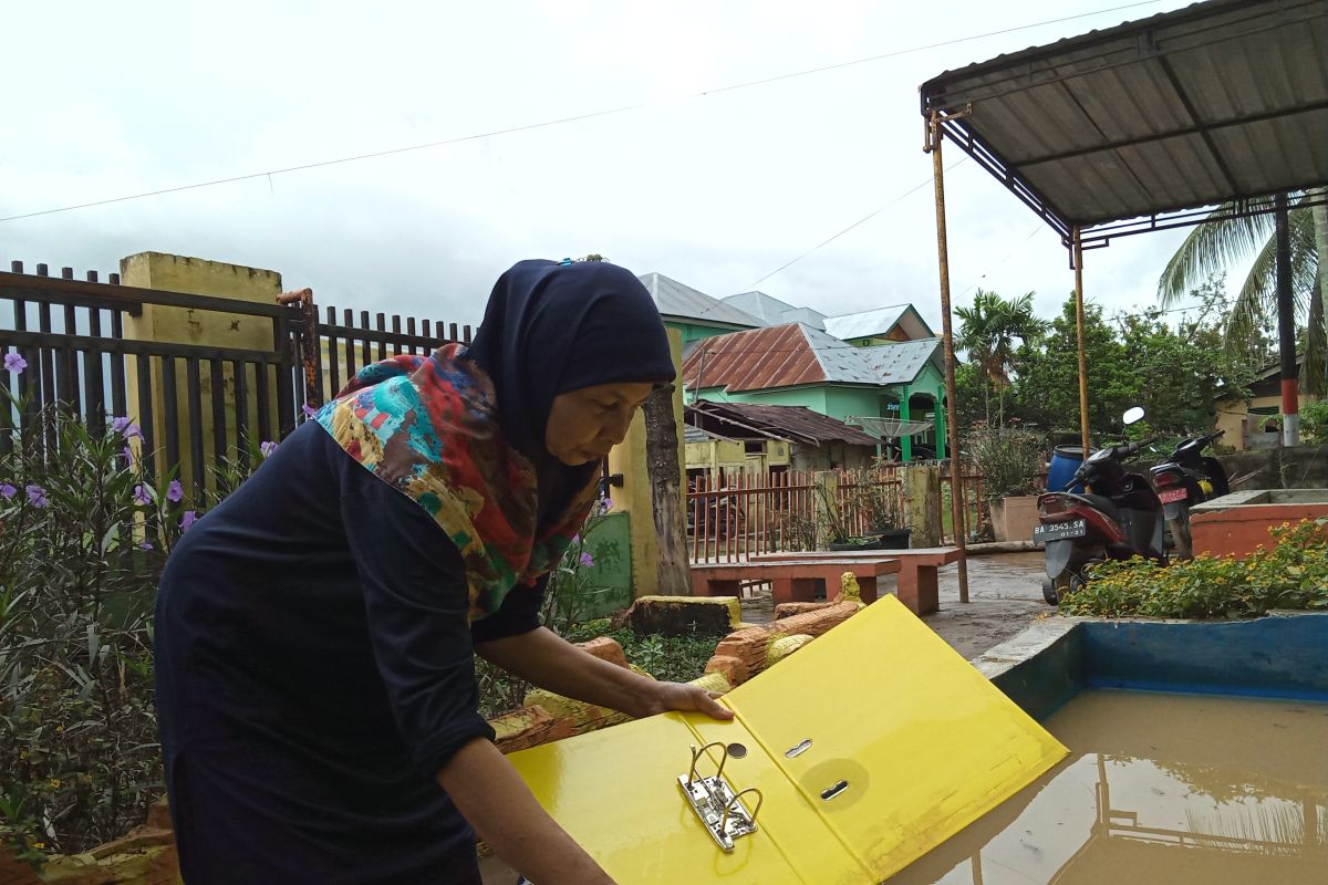 Banjir Solok juga putuskan banyak pipa PDAM, akibatnya sejumlah daerah kesulitan air bersih