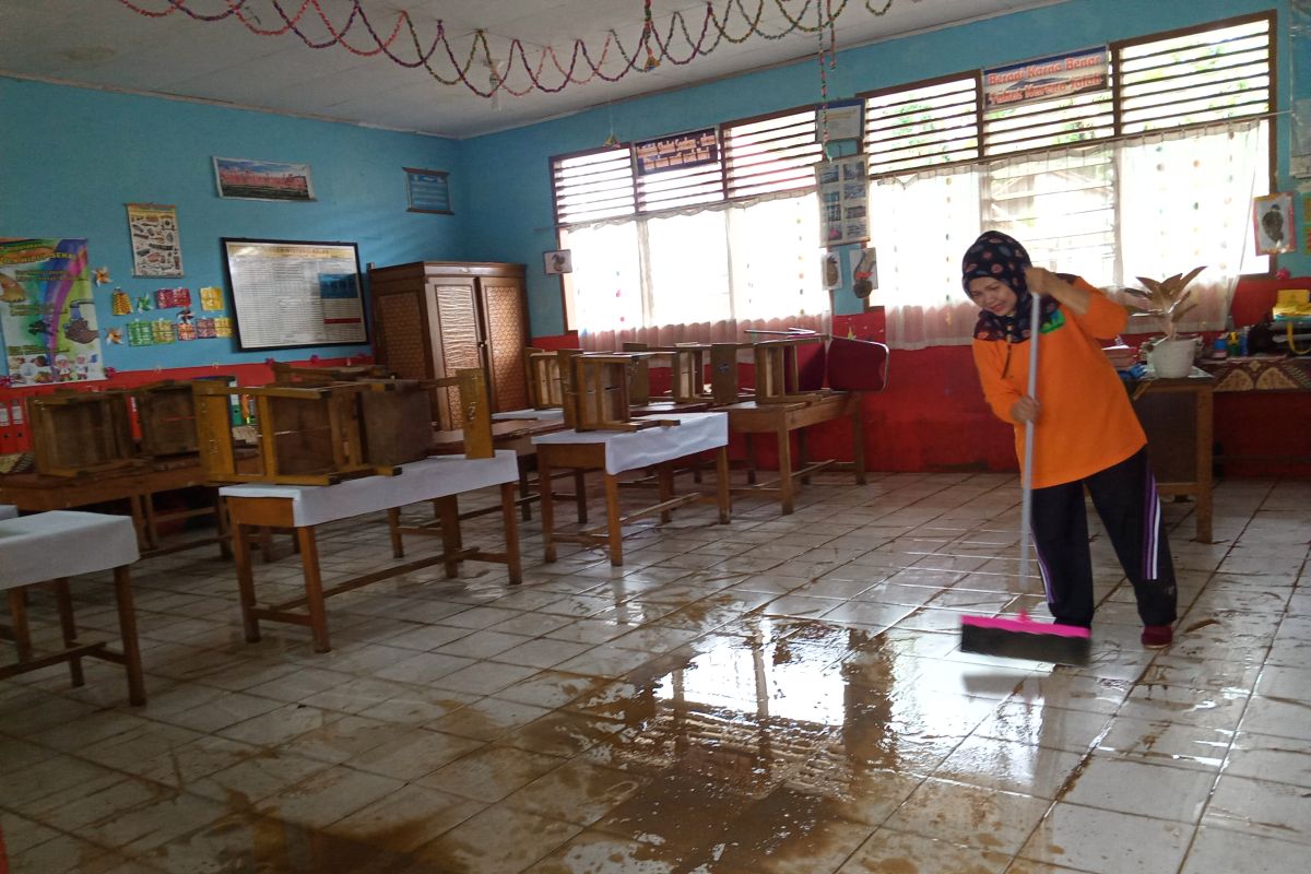 PBM tatap muka sejumlah sekolah di Solok dihentikan sementara, karena dibersihkan pascaterendam  banjir