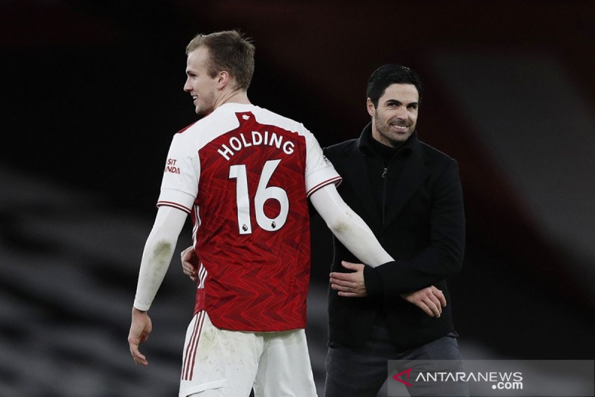 Arsenal ikat Holding hingga 2024