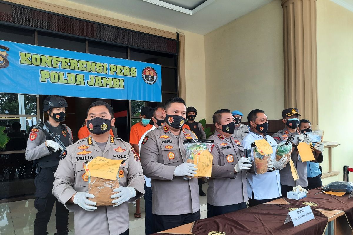 Polisi Jambi ringkus tiga kurir sabu berkemasan teh China