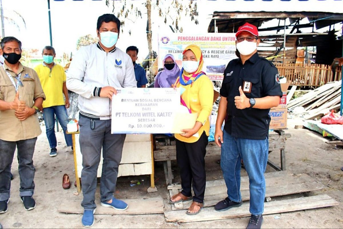 Telkom serahkan bantuan sosial kepada korban kebakaran Palangka Raya