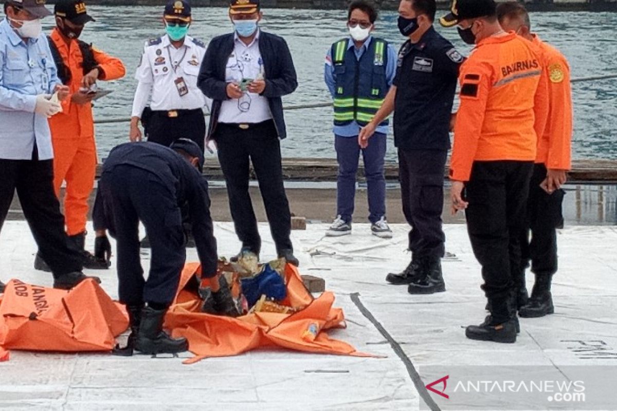 Pencarian dari udara diperluas antisipasi korban dan serpihan pesawat terbawa arus laut