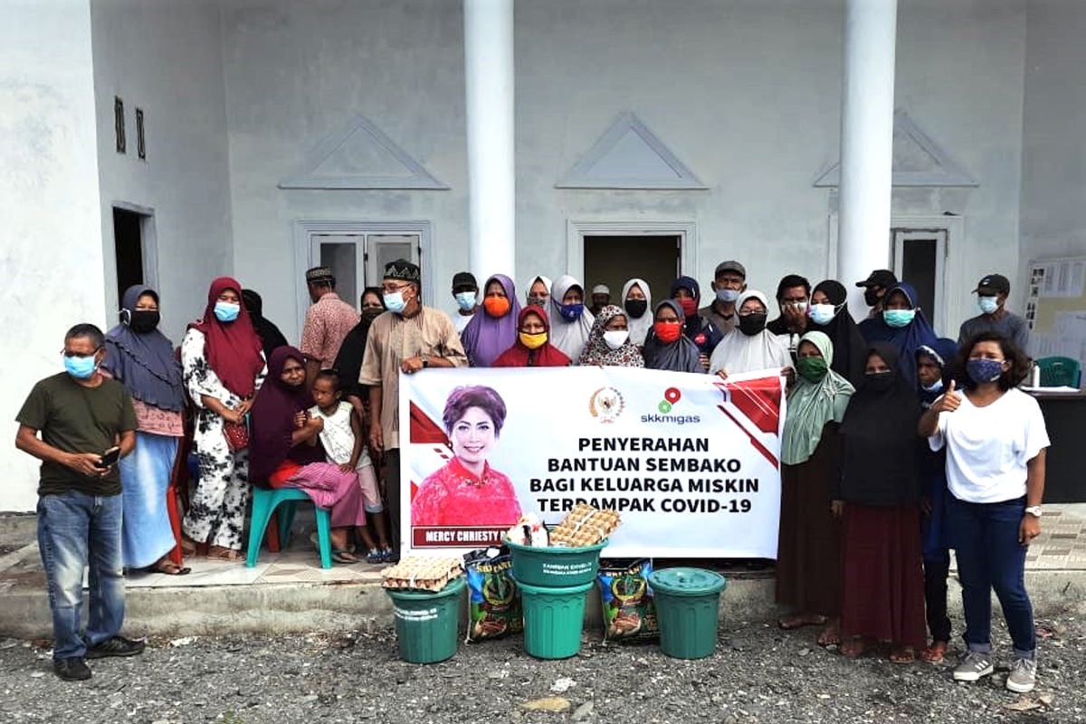 Mercy Barends salurkan bantuan bagi warga Maluku Tengah terdampak COVID-19