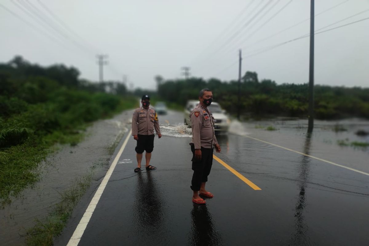 Sejumlah ruas jalan Mentok-Pangkalpinang mulai tergenang air