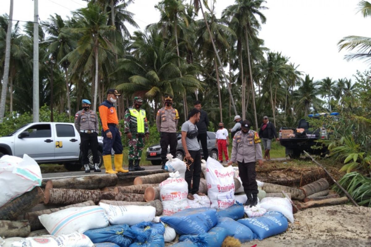 Pemkab Natuna gunakan karung berisi pasir sebagai penahan ombak