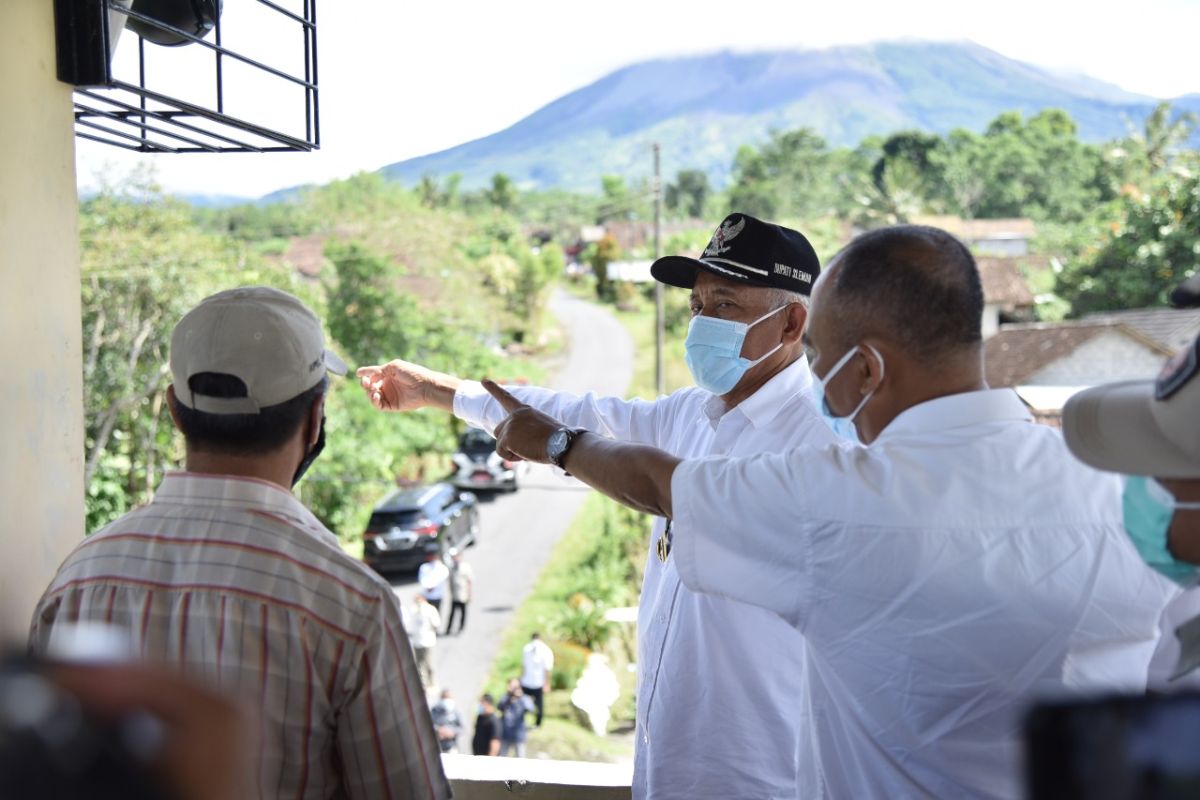 Bupati Sleman memantau aktivitas Gunung Merapi di beberapa titik