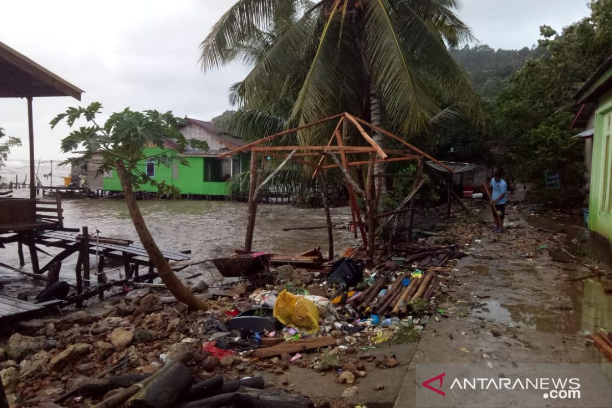 TNI pantau lokasi rumah warga yang dihantam ombak di Pulau Lemukutan